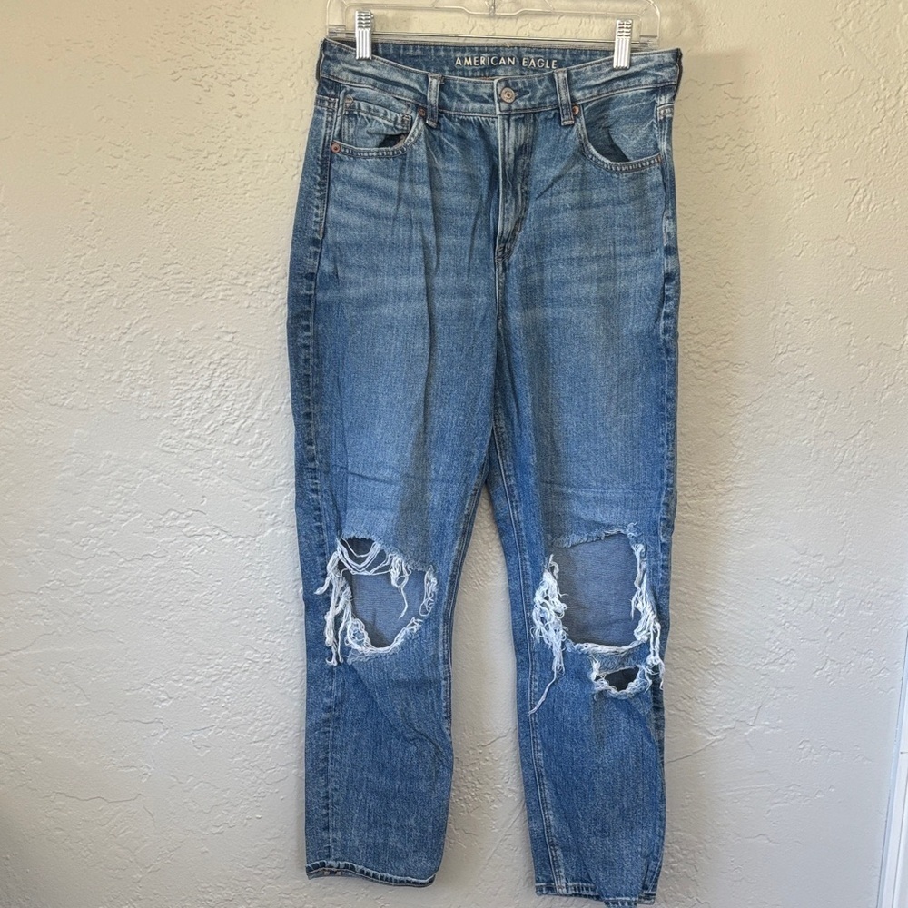American Eagle Women’s Strigid Cotton Blend Light Blue Distressed Mom Jeans 10